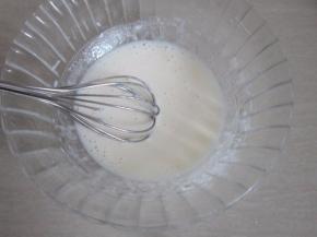 碗里加入玉米油、牛奶混合搅拌至充分乳化的状态。