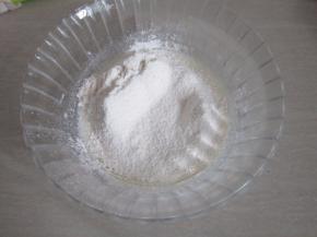 筛入低筋面粉。