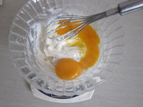 加入蛋黄。