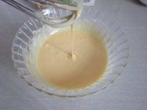 搅拌成细腻顺滑的面糊。