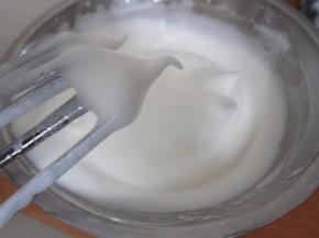 然后分3次加入白糖打发至呈小弯角即湿性发泡。