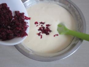 将切碎的蔓越莓倒入蛋糕糊，快速翻拌几下。