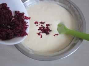 将切碎的蔓越莓倒入蛋糕糊，快速翻拌几下。