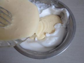 将混合好的蛋黄糊再倒回蛋白糊中，翻拌均匀。