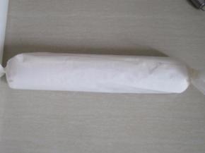 徒手或借助擀面杖卷起，用油纸包好，定型后即可切割。