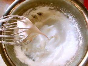 蛋白加几滴柠檬汁，分三次加入砂糖打发至湿性发泡，打蛋器提起有个长长的尖但不滴下来