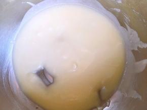 玉米油小火加热至冒泡，低筋面粉提前过筛好，玉米油加热好后，直接倒入过筛好的低筋面粉，快速搅拌均匀，无面粉颗粒即可