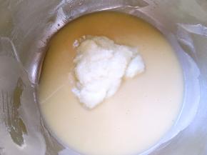 加入炼乳跟盐搅拌均匀，我用的自己熬的炼乳，奶香味更浓郁些