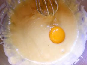 分离鸡蛋，将蛋清打至干净容器，蛋黄一个一个的加入到面糊中，画Z字搅拌均匀，加入一个蛋黄搅拌均匀后再加入第二个跟第三个