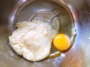加一颗鸡蛋搅拌均匀