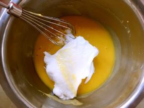 烤箱预热160度，将打发好的面糊分次加入到蛋黄糊中，先用蛋抽画Z字翻拌均匀