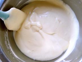 之后再用刮棒将底下的面糊翻拌均匀