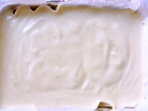 模具内铺油纸，将搅拌好的面糊倒入模具，之后再轻轻磕几下，震出气泡，入烤箱150度烤50分钟，每个烤箱温度不同，具体时间自己掌控，蛋糕表面上色即可