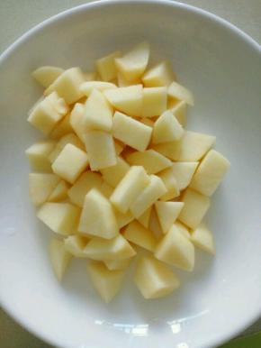 苹果洗干净去皮切丁