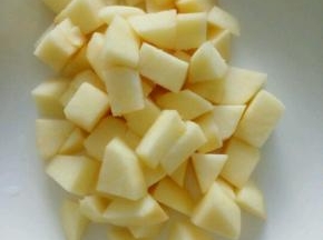 苹果洗干净去皮切丁