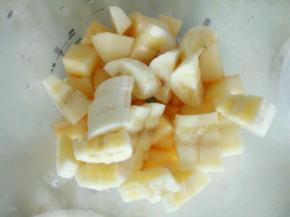 苹果香蕉放入搅拌机中