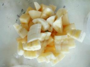 苹果香蕉放入搅拌机中