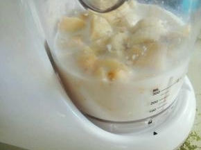 启动搅拌机搅拌