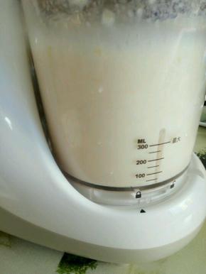 一分钟，苹果香蕉奶昔就好了