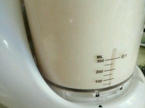 一分钟，苹果香蕉奶昔就好了