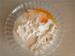 除黄油外，将面团材料与切成块的老面混合均匀。