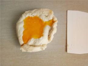 揉至面筋形成粗膜状态时加入黄油。