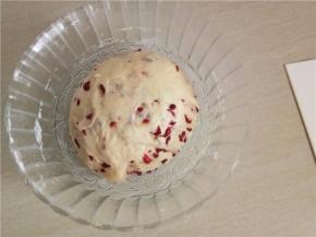 将面团整于理好，盖上保鲜膜室温发酵。