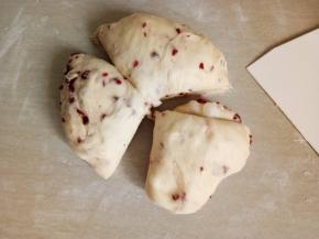 将面团分割成三份。