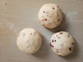 面团收圆，盖上保鲜膜。松弛20分钟。