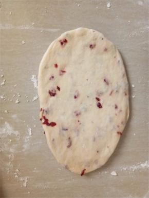 取一松弛好的面团。用擀面杖，擀成椭圆状。