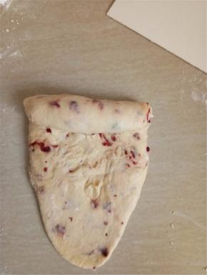 翻面，由上往下卷起。