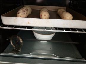 面胚放入烤箱中底部放一碗热水，不用开烤箱，室温发酵50分钟。