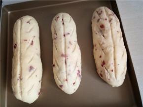 发好的面胚用刀片割出纹路。