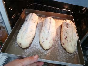 放入预热好的烤箱，上下火180℃，20分钟左右