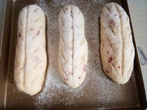 表面筛一层面粉。