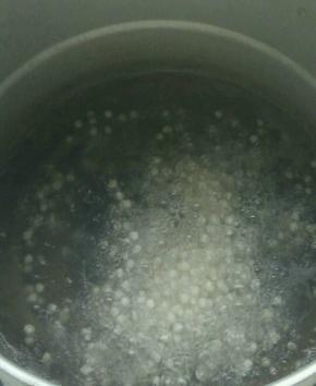 锅里放入大量清水烧开，再放入西米煮