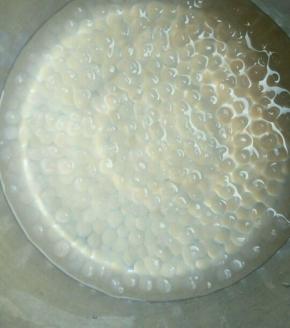 一直开大火煮，西米在锅中翻滚，才不会粘锅，大约煮15到20分钟 ，煮到西米中心剩一点白心关火，焖几分钟，直到白心完全没有。