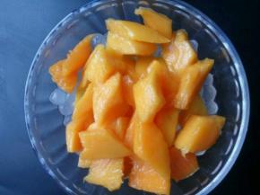 把西米放入杯中，放上芒果