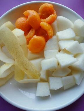 雪梨洗干净去皮切丁，枇杷去皮去籽