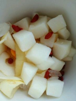 把所有材料放进汤锅