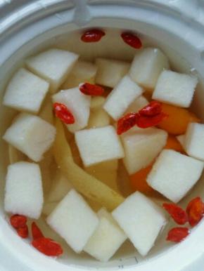  加入适量清水，小火慢慢熬半个小时