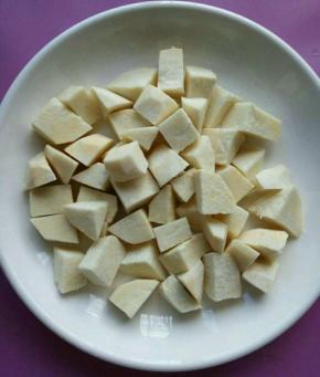 芋头洗干净去皮切丁
