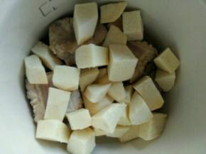 然后把芋头排骨放入炖锅中，加入生姜，放入适量水，炖一个小时