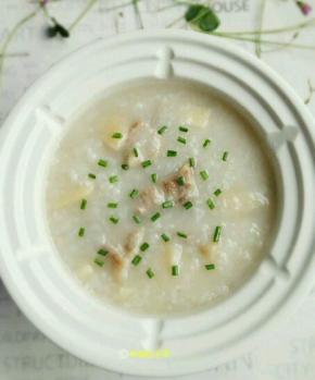 出锅前放入适量油盐，撒上葱花即可 