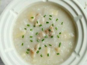 出锅前放入适量油盐，撒上葱花即可 