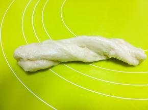 取两条，扭成麻花状，之后卷成圆形，收口放在底下