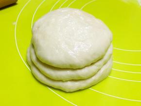 将三份面团叠在一起，之后擀成薄片
