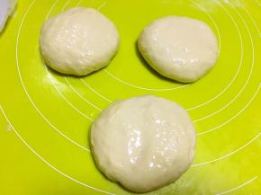 分成3等份，每份面团上抹点玉米油