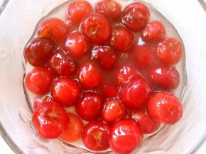 熬好的汤汁趁热淋在樱桃上，搅拌均匀，之后放冰箱冷藏备用