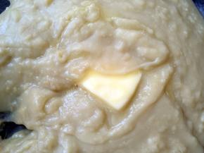 不粘锅内加热，边加热边搅拌，豆沙变得粘稠些加黄油